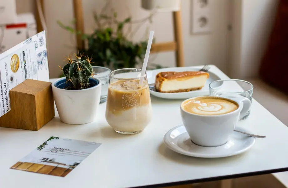 カフェスペースでコーヒーと軽食を楽しむ様子