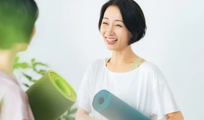 スタジオ受付で笑顔で挨拶する女性